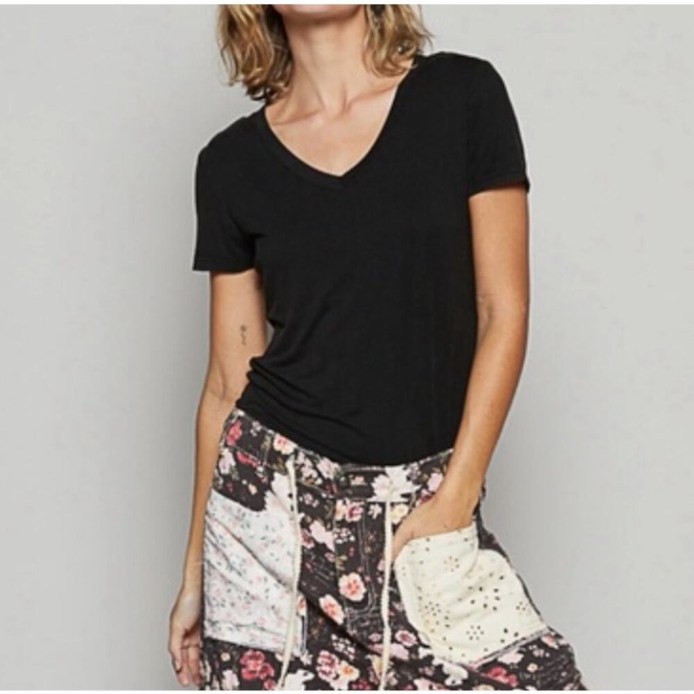 POL Short Sleeve V Neck Knit Top Soft Lightweight Casual Basic Tee